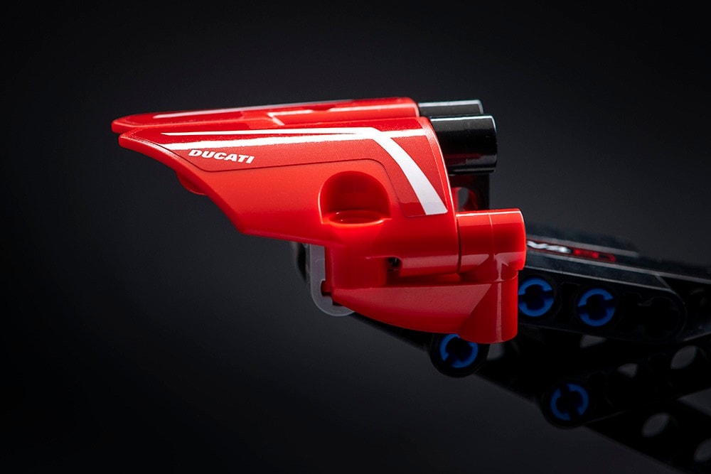 Una Ducati Panigale V4 R fatta di Lego